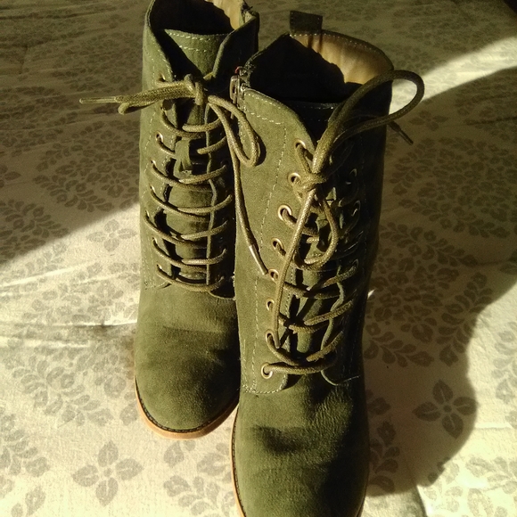 Olive green suede boots - Picture 8 of 10